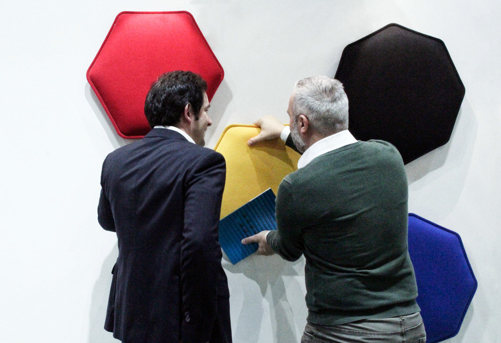 Eterno Ivica's representative demonstrates to a customer the arrangement of Phonolook sound-absorbing panels 