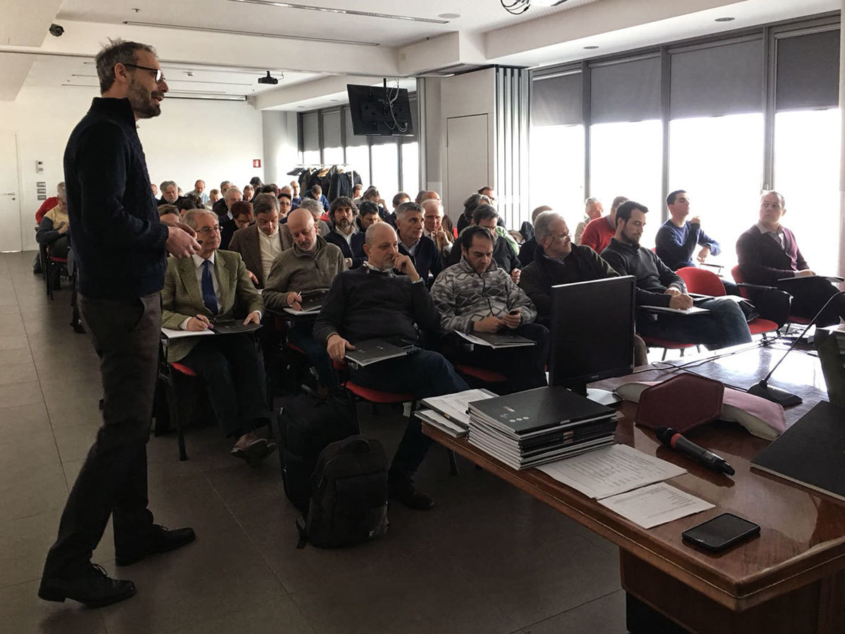 relatore parla ad un pubblico di ingegneri in un convegno di lavoro